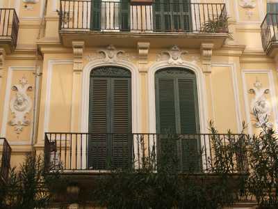 Foto 14b. L'edificio � costellato da numerosi balconi e suggestivi decori bianchi in gesso che immortalano dei volti 